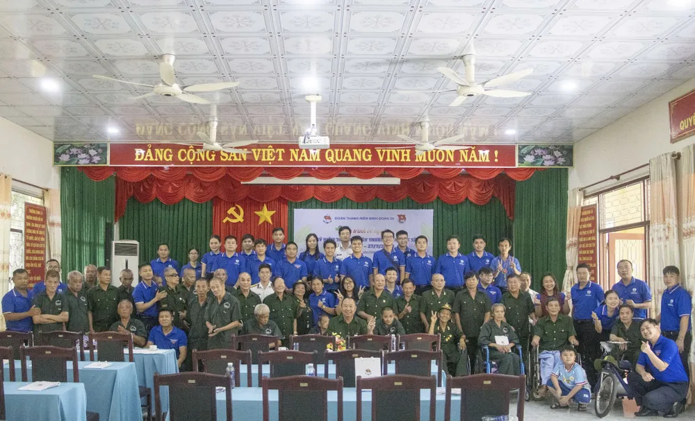 Tuổi trẻ Binh đoàn 20 chụp hình cùng các thương binh tại Trung tâm Điều dưỡng thương binh và người có công Long Đất. Ảnh: CÔNG HOAN 18c.jpg