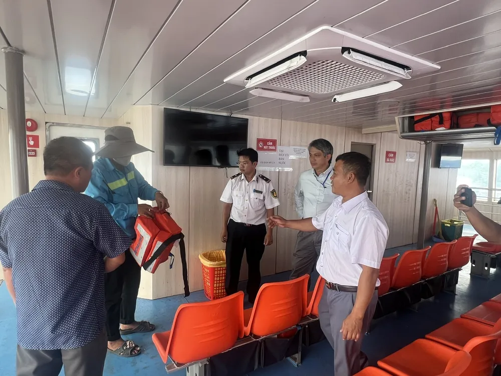 Đoàn kiểm tra công tác chuẩn bị, trang bị phương tiện áo phao trên tàu. Ảnh: QUỐC HÙNG 22b.jpg
