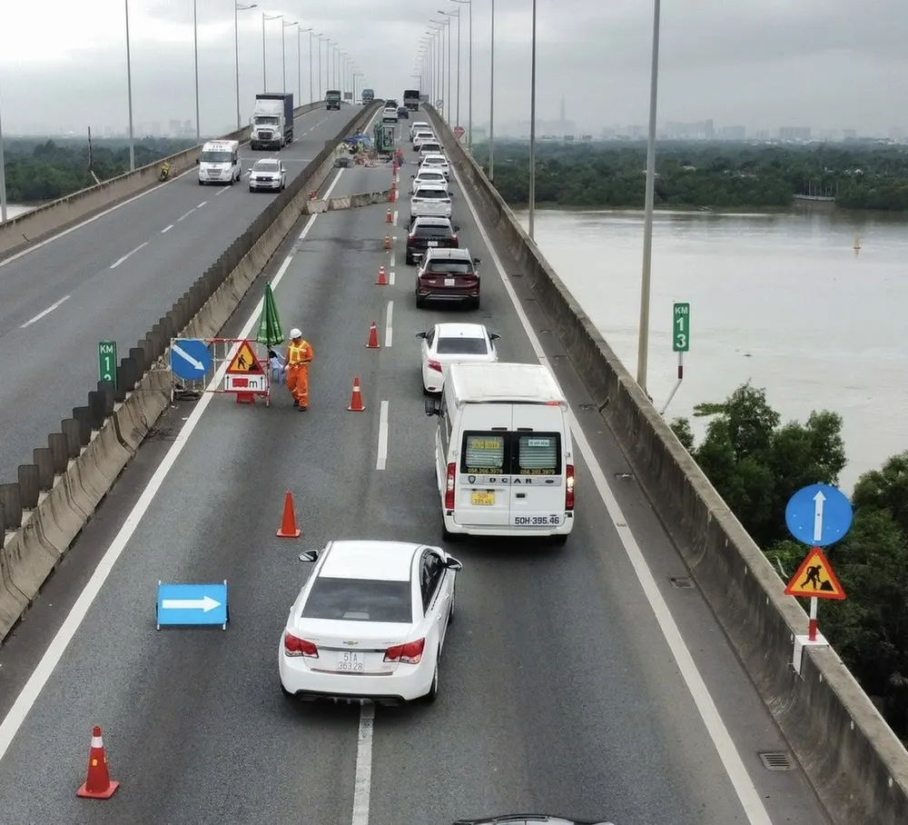 9 giờ 30 phút, tuyến cao tốc TPHCM - Long Thành - Dầu Giây đã chính thức thông xe trở lại hoàn toàn sau thời gian sửa chữa. Ảnh: QUỐC HÙNG 25 cầu LT.jpg