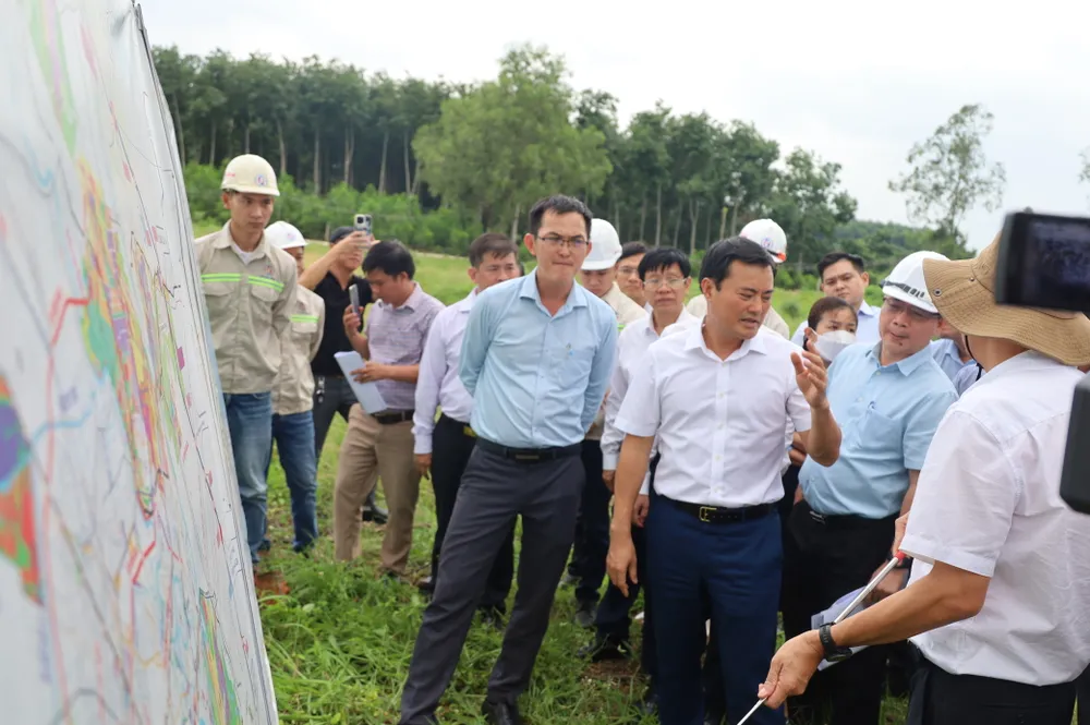 Phó Chủ tịch UBND TPHCM Bùi Xuân Cường kiểm tra hướng tuyến Dự án cao tốc kết nối Hồ Tràm. Ảnh: QUỐC HÙNG IMG_9864.JPG
