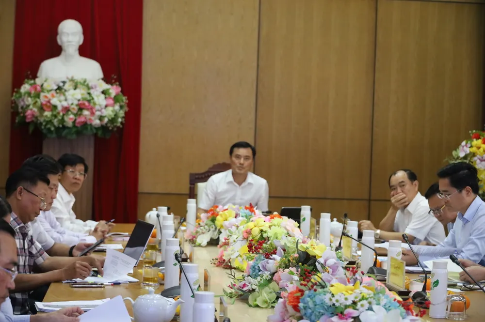 Phó Chủ tịch UBND TPHCM Bùi Xuân Cường làm việc với các đơn vị liên quan dự án cao tốc kết nối Hồ Tràm - Cảng hàng không quốc tế Long Thành. Ảnh: QUỐC HÙNG IMG_9877.JPG