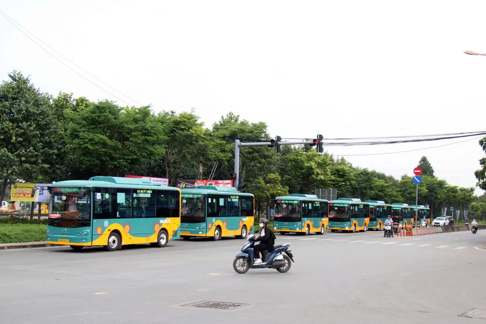 Ngày 30-8 và 2-9, lượng khách đi xe buýt có thể vượt 100.000 lượt/ngày. Ảnh: QUỐC HÙNG Xe Bdien.jpg