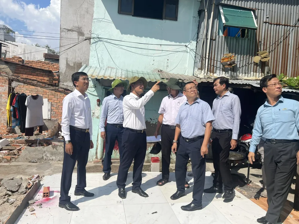 Phó Chủ tịch UBND TPHCM Bùi Xuân Cường kiểm tra tiến độ GPMB Dự án cải tạo bờ Bắc Kênh Đôi. Ảnh: QUỐC HÙNG 7.jpg