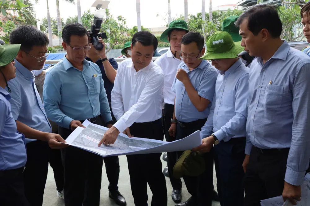 Phó Chủ tịch UBND TPHCM Bùi Xuân Cường kiểm tra tiến độ thực hiện Đề án chỉnh trang đô thị khu vực nhà ở trên và ven kênh, rạch. Ảnh: QUỐC HÙNG 7BXC1.jpg