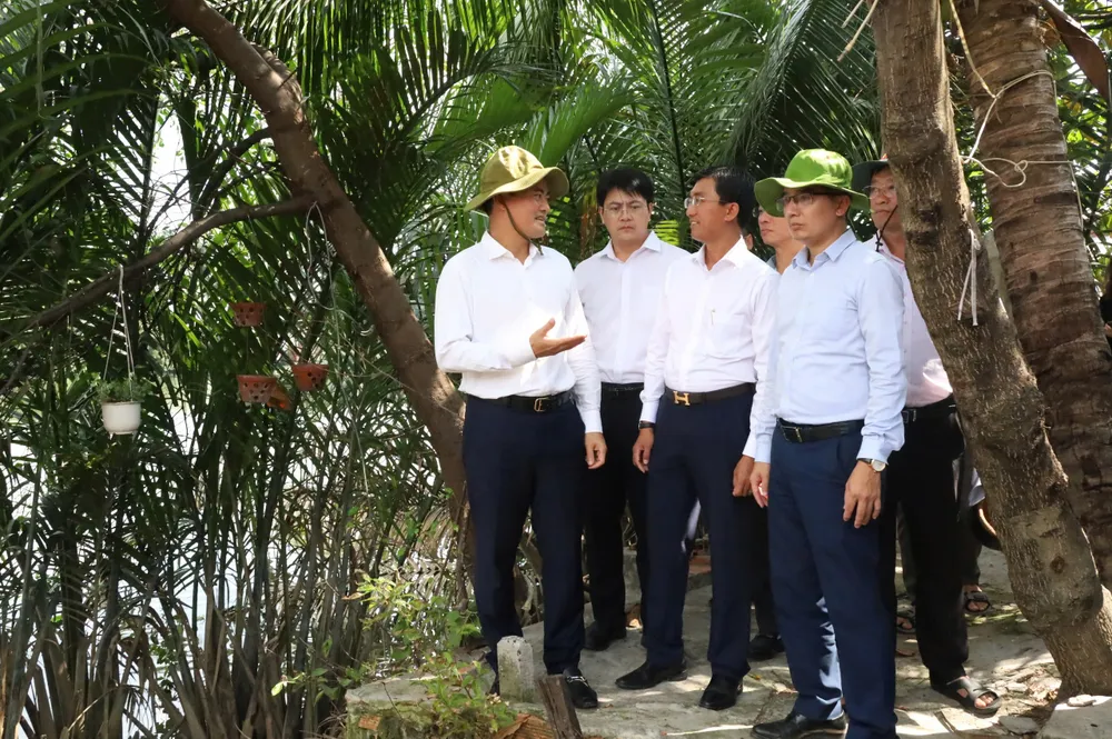 Phó Chủ tịch UBND TPHCM Bùi Xuân Cường kiểm tra tiến độ giải phóng mặt bằng. Ảnh: QUỐC HÙNG 7BXC2.jpg