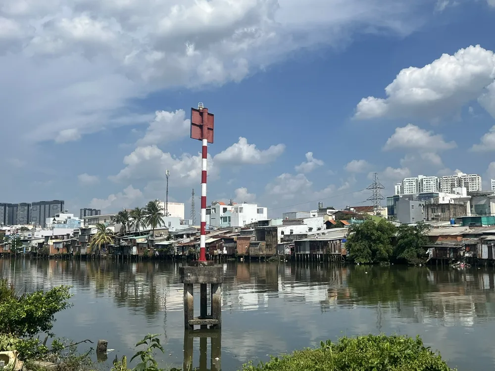 Đẩy nhanh tiến độ các dự án chỉnh trang đô thị, di dời nhà trên ven kênh rạch. Ảnh: QUỐC HÙNG 7e.jpg
