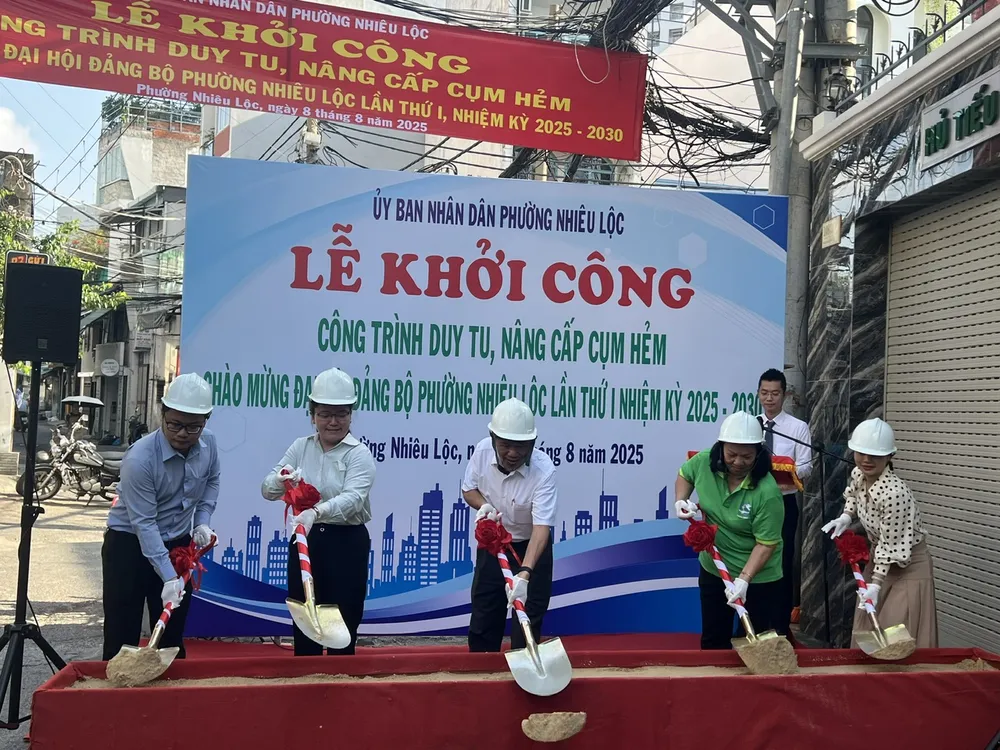 Khởi công nâng cấp 7 tuyến hẻm trên địa bàn phường Nhiêu Lộc. Ảnh: QUỐC HÙNG