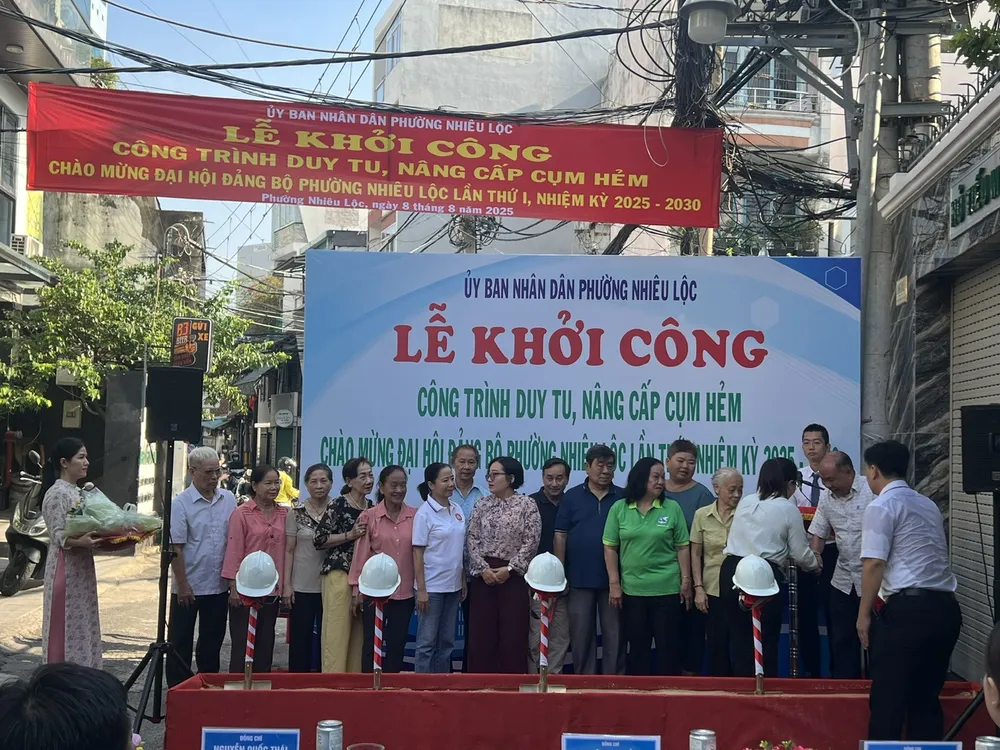 Đông đảo người dân tham dự lễ khởi công. Ảnh: QUỐC HÙNG 8a.jpg