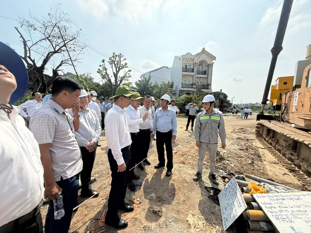 Triển khai ứng dụng trí tuệ nhân tạo (AI) tại một số công trình đang thi công, hướng tới mục tiêu xây dựng đô thị thông minh, hiện đại và an toàn. Ảnh: QUỐC HÙNG 8c.jpg