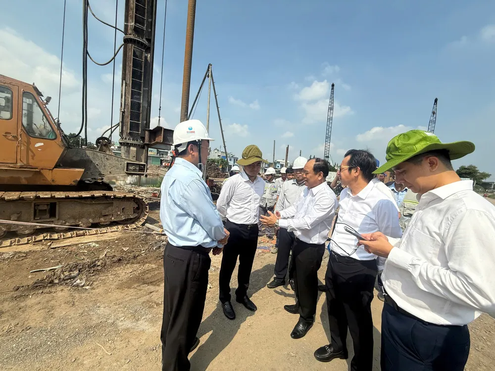 Phó Chủ tịch UBND TPHCM Bùi Xuân Cường nghe các đơn vị nêu những vướng mắc cần tháo gỡ. Ảnh: QUỐC HÙNG 8c3.jpg
