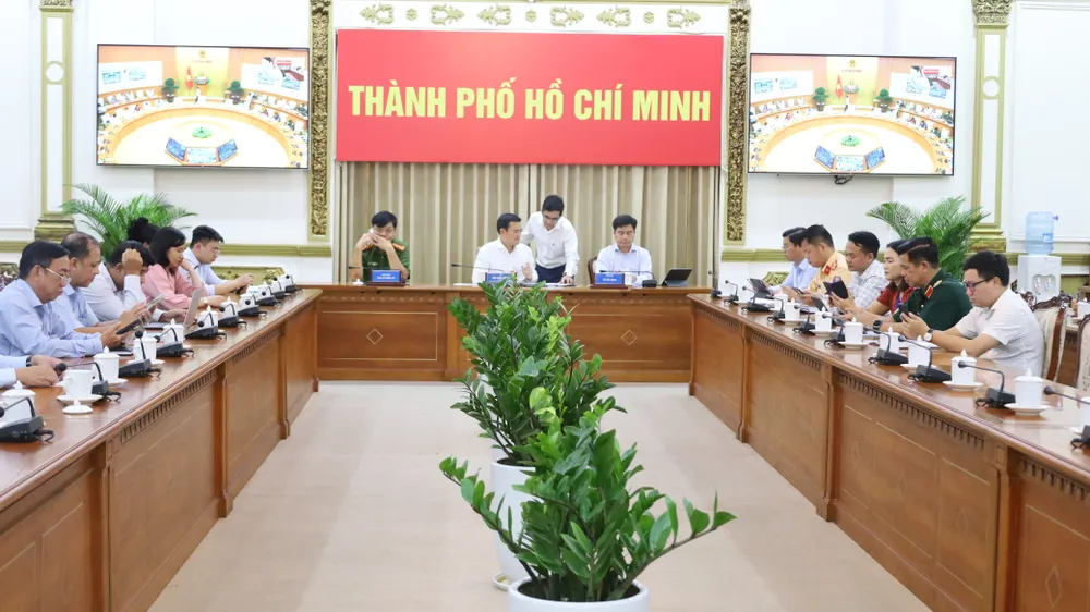 Phó Chủ tịch UBND TPHCM Bùi Xuân Cường dự tại điểm cầu TPHCM. Ảnh: QUỐC HÙNG 13 A Cuong 1.JPG