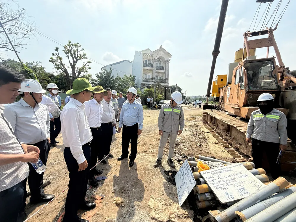 Công tác giải phóng mặt bằng dự án rạch Xuyên Tâm. Ảnh: QUỐC HÙNG 8c4.jpg