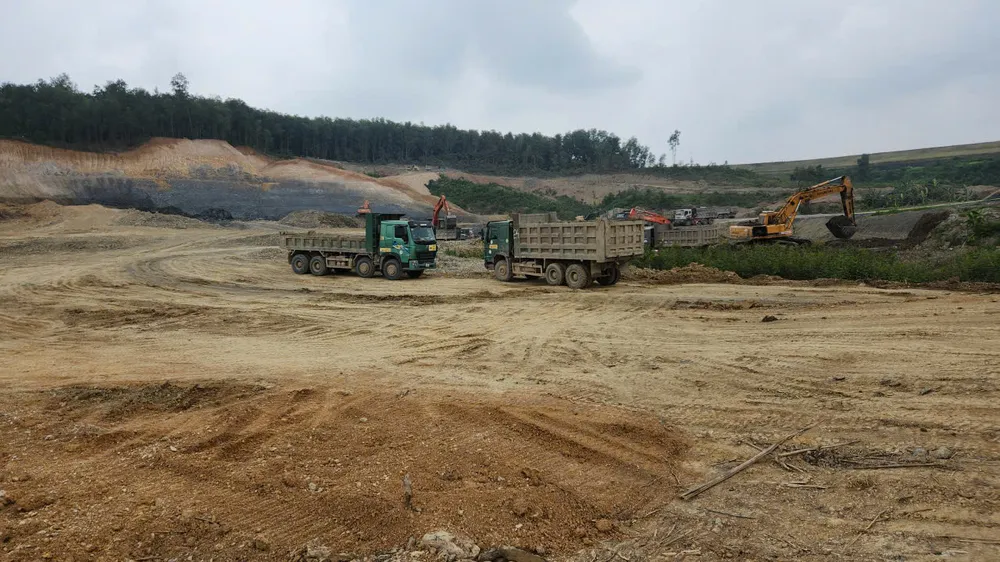 Ngay sau khi khởi công đơn vị thi công triển khai thực hiện dự án. Ảnh: XUÂN TRUNG 19 Nhà máy 06.jpg