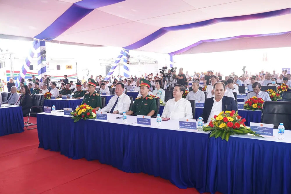 Các địa biểu dự lễ khởi công. Ảnh: XUÂN TRUNG 19ĐN.jpg