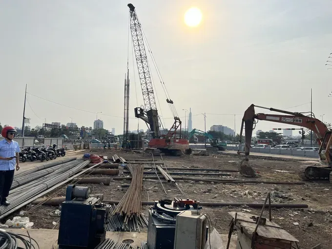 Các dự án xây dựng hạ tầng giao thông khẩn trương kiểm tra, sửa chữa mặt đường, hệ thống báo hiệu giao thông đảm bảo an toàn trong dịp Lễ 2-9. Ảnh: QUỐC HÙNG Nút giao An Phú.jpg