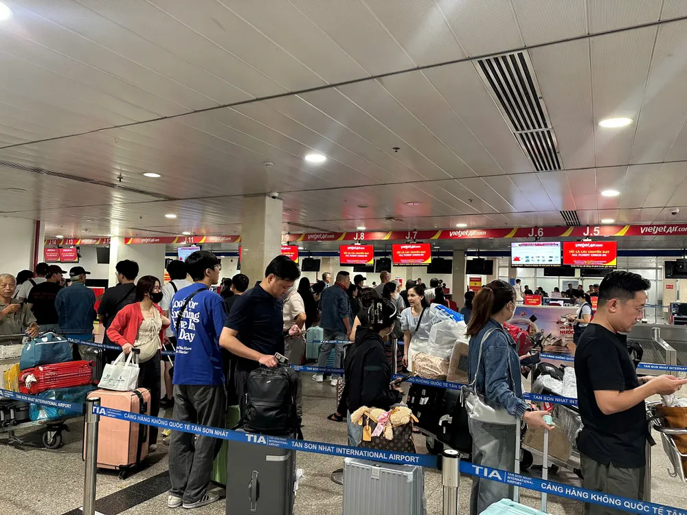 Hành khách làm thủ tục tại nhà ga T1 sân bay Quốc tế Tân Sơn Nhất. Ảnh: QUỐC HÙNG T1.jpg