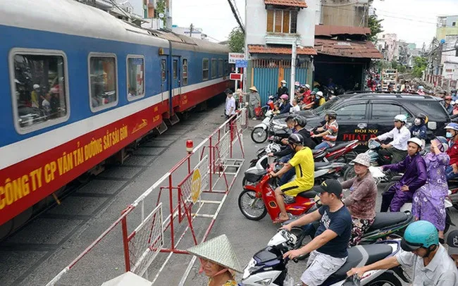 นครโฮจิมินห์ได้จัดการปัญหาการข้ามทางรถไฟที่ผิดกฎหมายอย่างครบวงจรเพื่อความปลอดภัยในการจราจร ภาพ: ก๊วก หุ่ง 28 đường sat.jpg