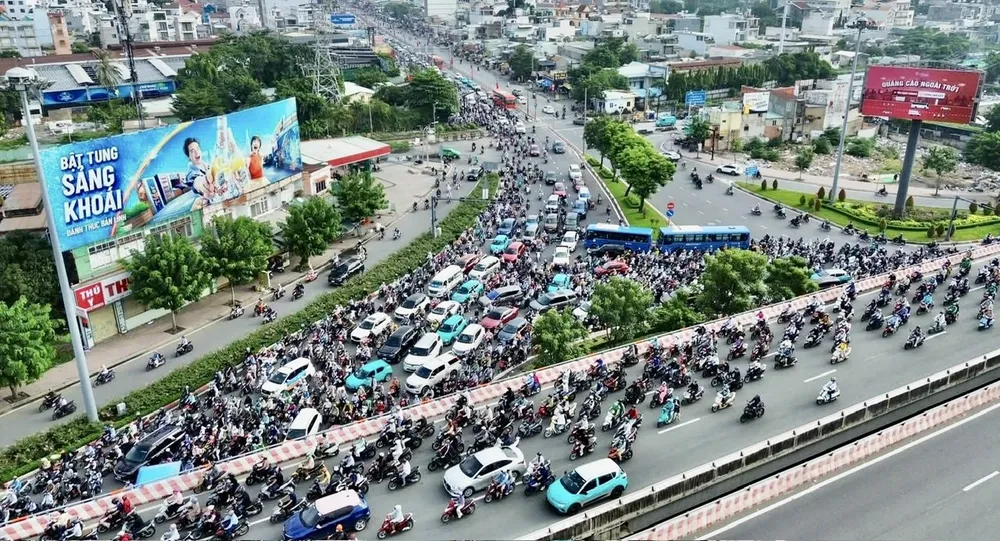 Cấm ô tô lưu thông qua cầu Bình Triệu 1 khiến phương tiện ùn ứ kéo dài trên quốc lộ 13. Ảnh: QUỐC HÙNG 29.jpg