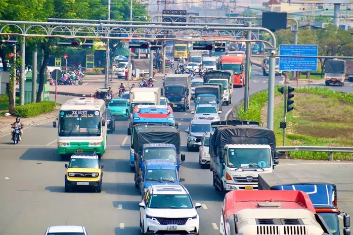 Xây cầu vượt nhằm giải quyết tình trạng ùn tắc giao thông, cải thiện kết nối giữa TPHCM với các tỉnh miền Tây Nam bộ. Ảnh: QUỐC HÙNG 29 cầu vượt.jpg