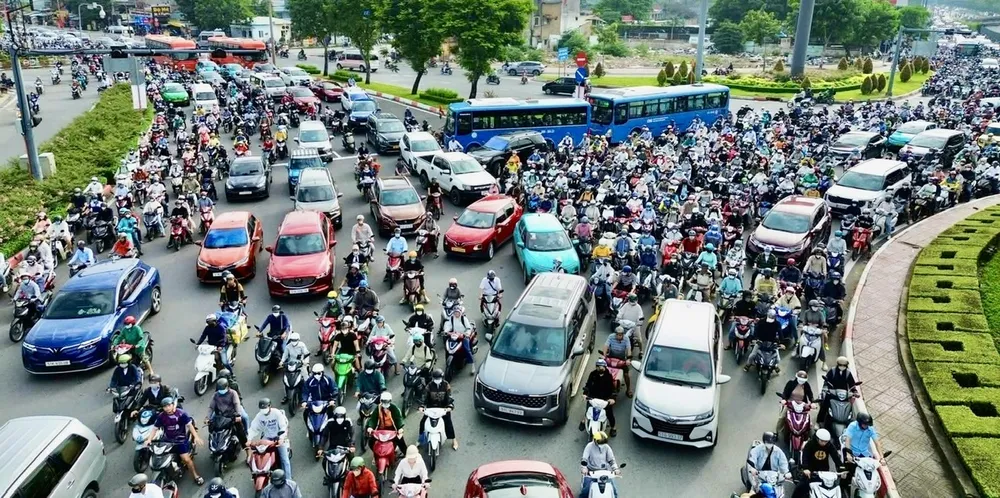 Giao thông khu vực cầu Bình Triệu ùn ứ nghiêm trọng. Ảnh: QUỐC HÙNG 29a.jpg