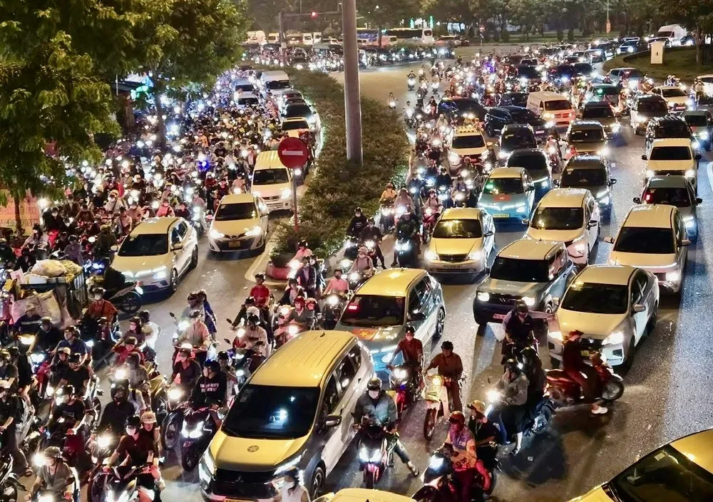 Dòng xe ken đặc trên đường trong giờ tan tầm. Ảnh: QUỐC HÙNG 29c.jpg