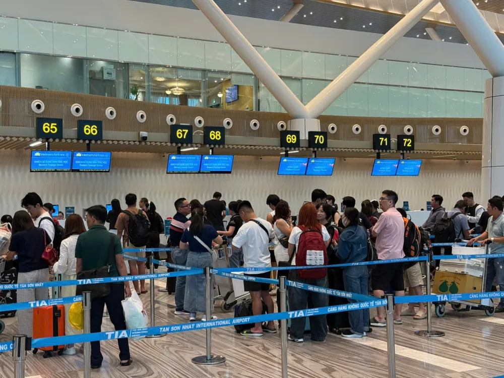 Từ sáng sớm, hàng ngàn lượt hành khách làm thủ tục tại nhà ga T3 sân bay quốc tế Tân Sơn Nhất. Ảnh: QUỐC HÙNG 29h4.jpg