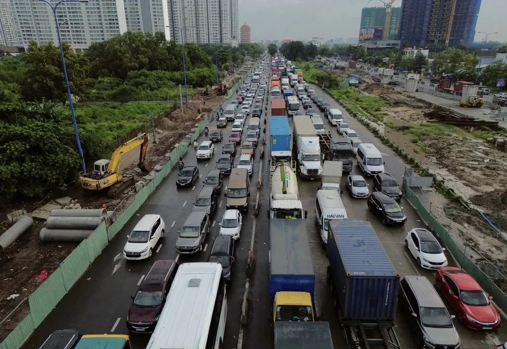 Nút giao thông An Phú, "điểm nóng" về ùn tắc giao thông. Ảnh: QUỐC HÙNG 30.jpg