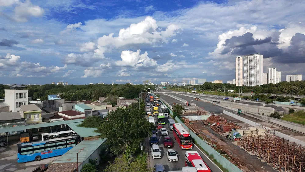 Phương tiện "chôn chân" trên đường cao tốc Long Thành - TPHCM tại nút giao An Phú. Ảnh: QUỐC HÙNG 2-9b.jpg