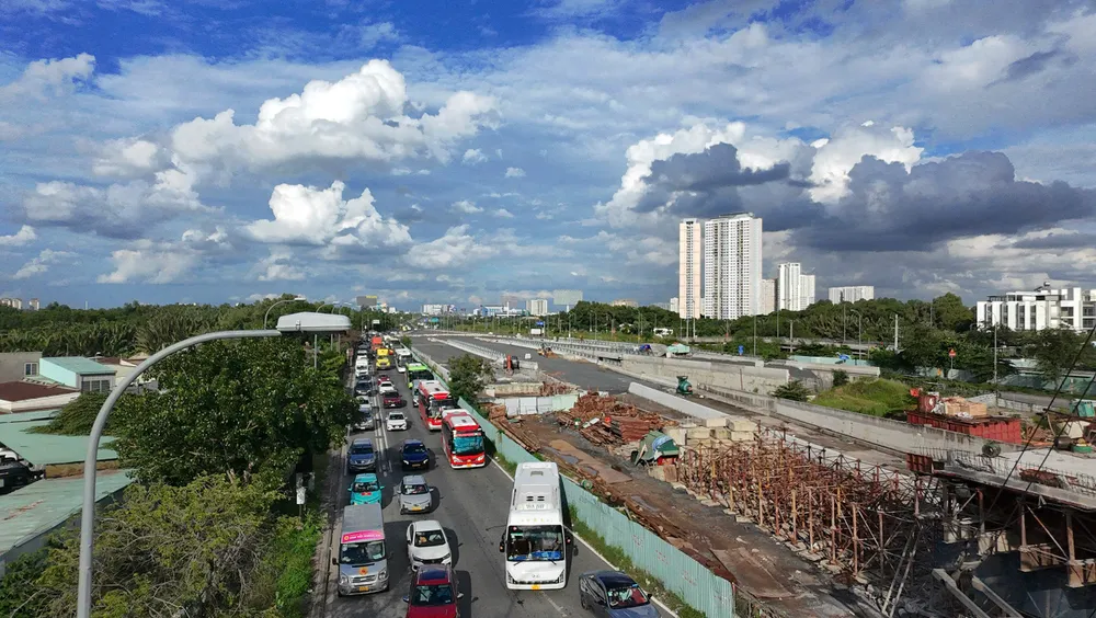 Ùn ứ tại nút giao An Phú trên tuyến cao tốc Long Thành - TPHCM. Ảnh: QUỐC HÙNG 2-9c.jpg