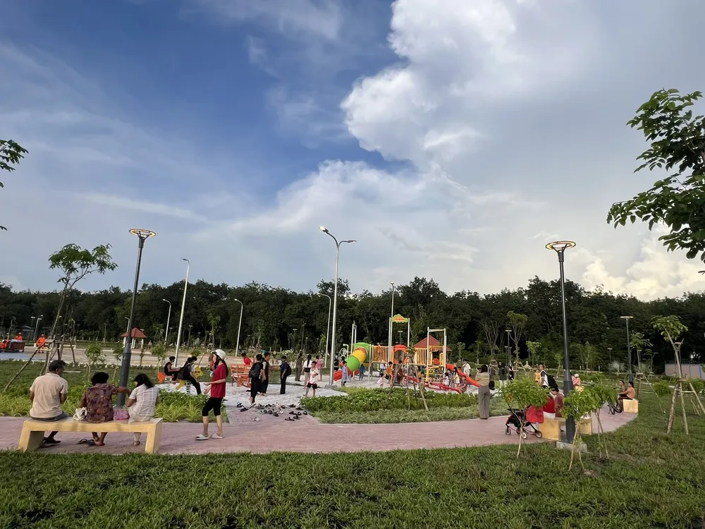 Khu vui chơi trẻ em tại công viên. Ảnh: QUỐC HÙNG 5c1.jpg