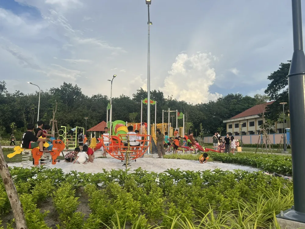 Người dân, đặc biệt trẻ em vui chơi ngày đầu tại Công viên Tân Thạnh Tây (khu 2). Ảnh: QUỐC HÙNG 5c2.jpg
