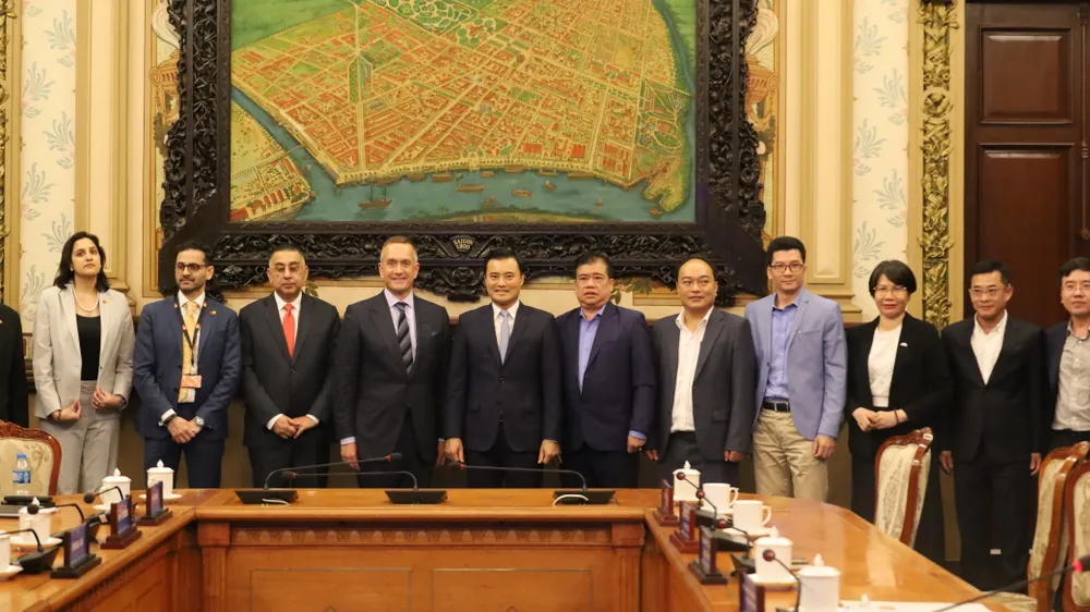 Phó Chủ tịch UBND TPHCM Bùi Xuân Cường với các đại biểu. Ảnh: QUỐC HÙNG 3.JPG