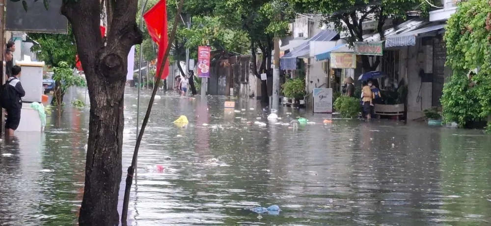 TPHCM tập trung giải quyết ngập do mưa tại 13 tuyến đường trọng điểm. Ảnh: QUỐC HÙNG 9 ngâp2.jpg