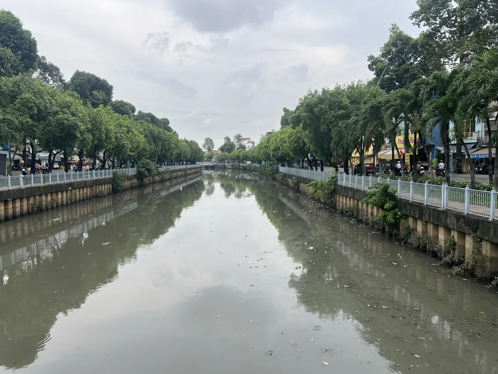 Kênh Nhiêu Lộc - Thị Nghè đoạn thượng nguồn gần cầu số 1, nước rút cạn giữa mùa mưa. Ảnh: QUỐC HÙNG 212ajpg.jpg