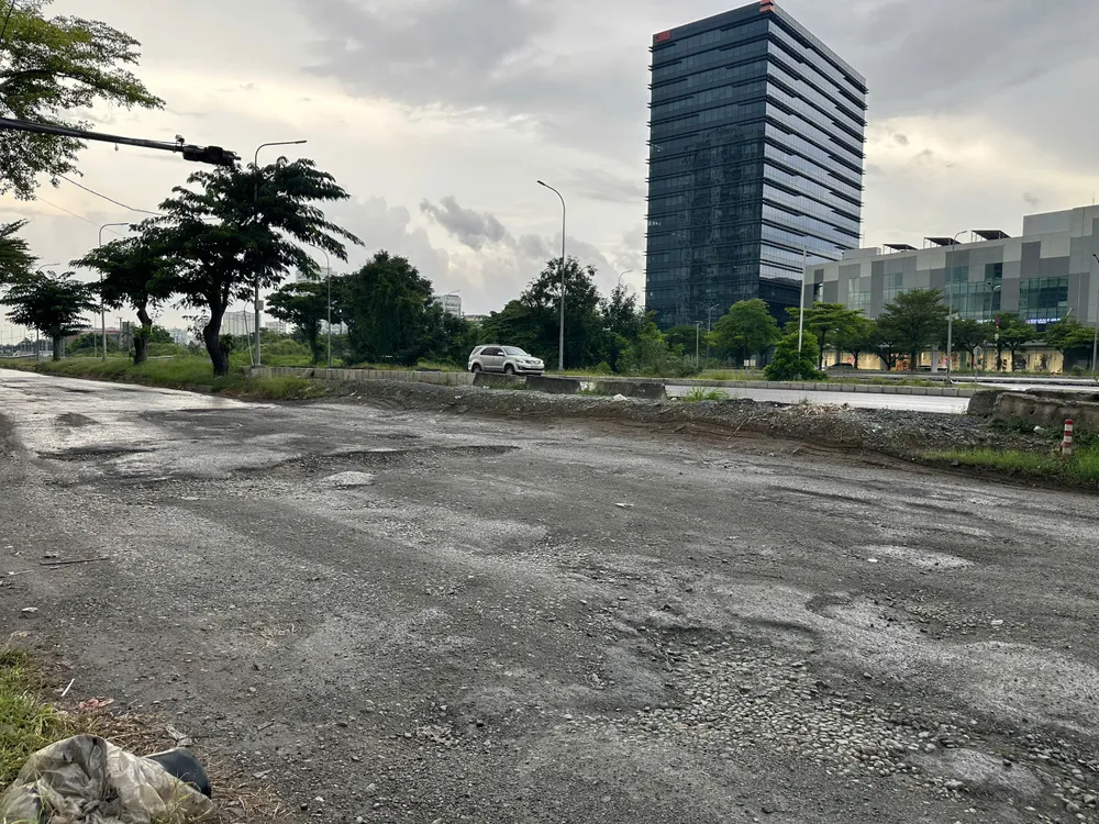 Mặt đường Nguyễn Văn Linh hư hỏng nghiêm trọng. Ảnh: QUỐC HÙNG 13a.jpg