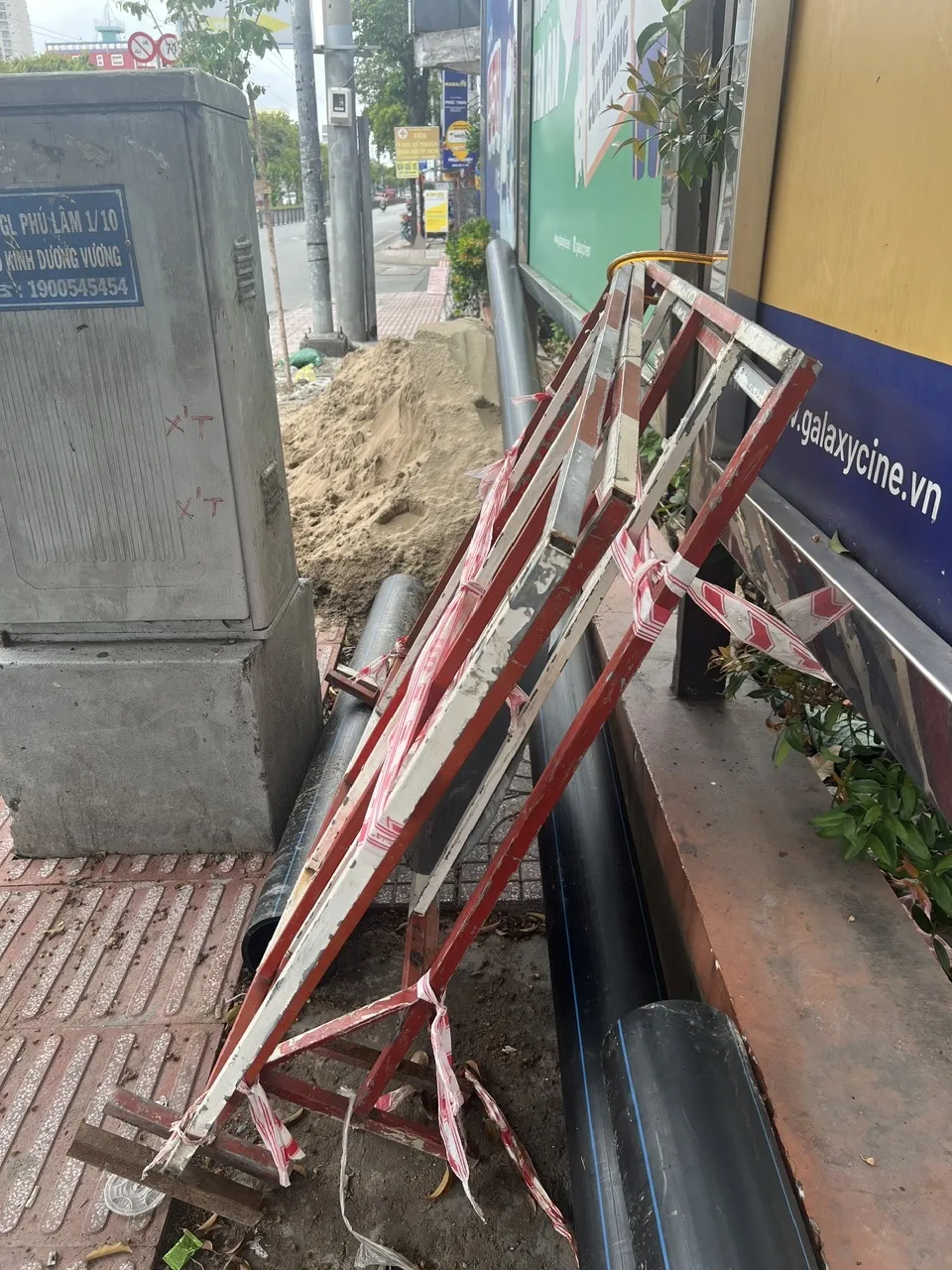 Ngoài việc xử lý tình trạng kinh doanh, buôn bán lấn chiếm vỉa hè, thì việc xử lý nghiêm các đơn vị thi công hạ tầng thường xuyên đào xới vỉa hè gây mất an toàn cho người đi bộ ảnh hưởng giao thông. Ảnh: QUỐC HÙNG Vhe.jpg