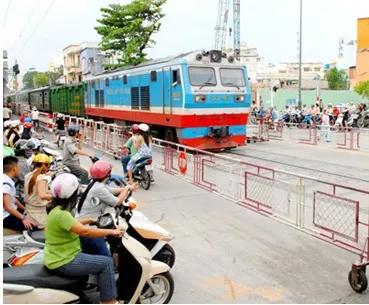Một điểm đường giao cắt với đường sắt tại TPHCM. Ảnh: QUỐC HÙNG 18 đsat1.jpg