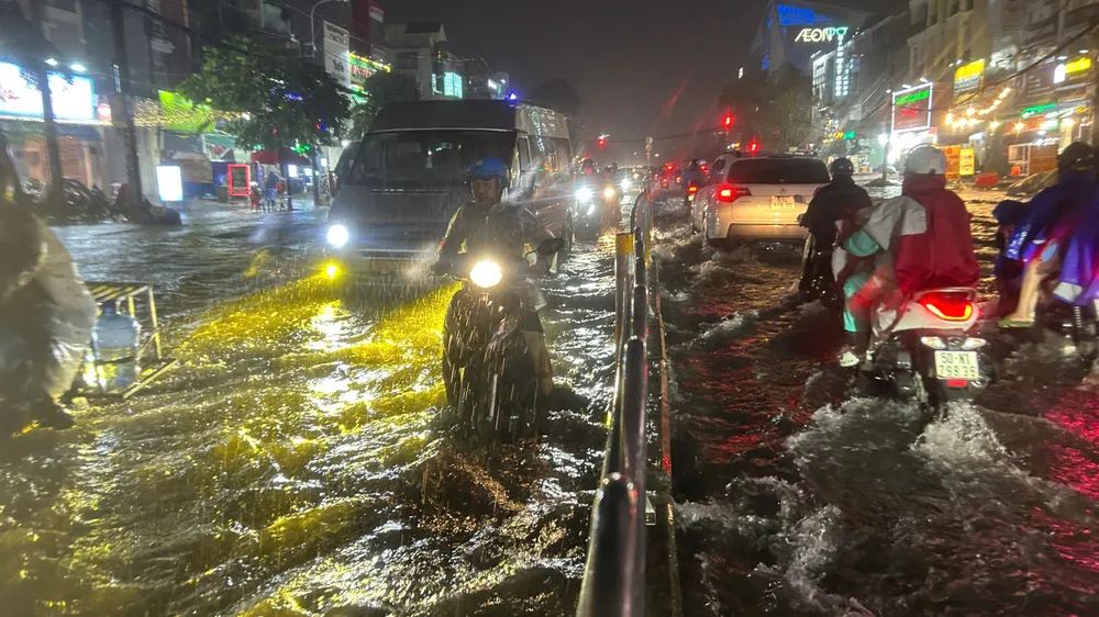 Mưa lớn gây ngập sâu đường Tên Lửa. Ảnh: QUỐC HÙNG 18 Ngap.jpg