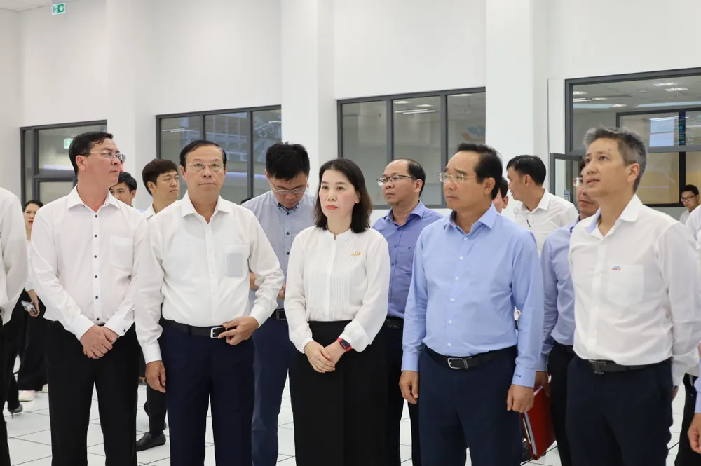 Đoàn công tác tham quan, khảo sát Nhà máy hóa dầu Long Sơn. Ảnh: QUỐC HÙNG 2.JPG