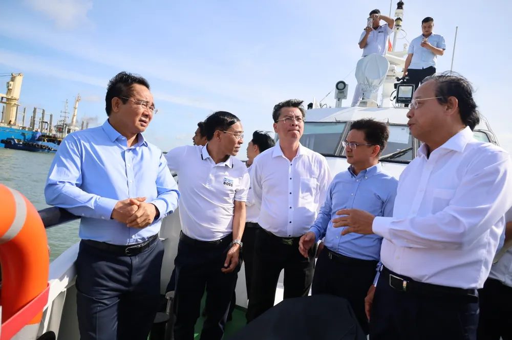 Chủ tịch UBND TPHCM Nguyễn Văn Được, Phó Chủ tịch Thường trực UBND TPHCM Nguyễn Văn Thọ, Phó Chủ tịch UBND TPHCM Nguyễn Mạnh Cường khảo sát cảng biển. Ảnh: QUỐC HÙNG HD.JPG