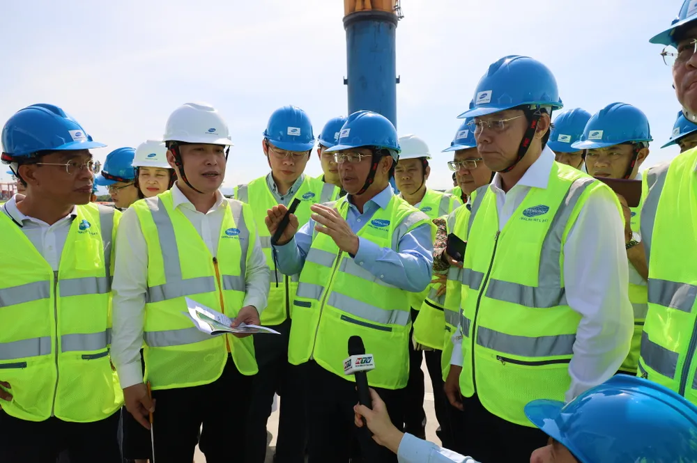 Đoàn công tác đang khảo sát. Ảnh: QUỐC HÙNG IMG_0661.JPG