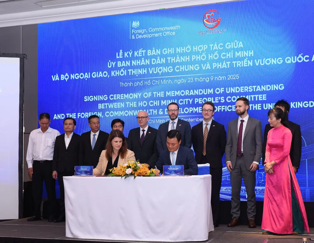 Phó Chủ tịch UBND TPHCM Bùi Xuân Cường ký kết Bản ghi nhớ hợp tác với Bộ Ngoại giao, Khối thịnh vượng chung và Phát triển Vương quốc Liên hiệp Anh và Bắc Ireland. Ảnh: QUỐC HÙNG 23 ký kết.jpg