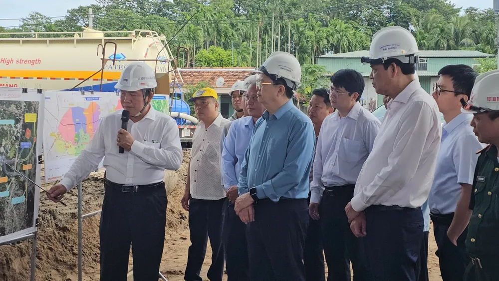 Phó Thủ tướng Mai Văn Chính nghe các đơn vị báo cáo tiến độ tại công trình. Ảnh: QUỐC HÙNG 25b.jpg