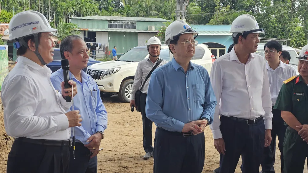 Phó Thủ tướng Mai Văn Chính kiểm tra tiến độ thi công. Ảnh: QUỐC HÙNG 25d.jpg