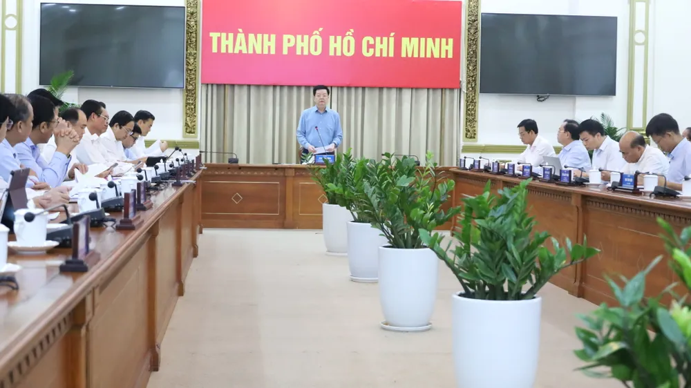 Phó Thủ tướng Mai Văn Chính chủ trì cuộc họp tháo gỡ vướng mắc dự án đường Vành đai 3, chiều 25-9. Ảnh: QUỐC HÙNG IMG_1099.JPG