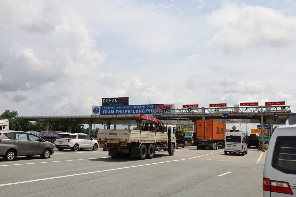 Xe qua trạm thu phí Long Phước. Ảnh: QUỐC HÙNG Tphi4.JPG