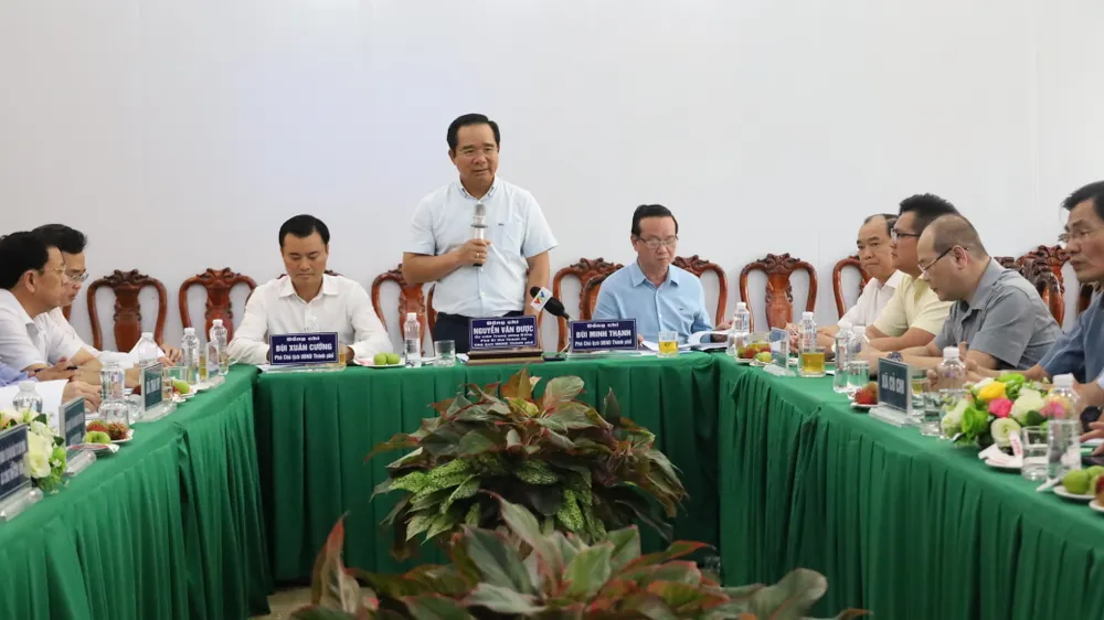 Chủ tịch UBND TPHCM Nguyễn Văn Được làm việc 5 xã có dự án đi qua. Ảnh: QUỐC HÙNG 3.JPG
