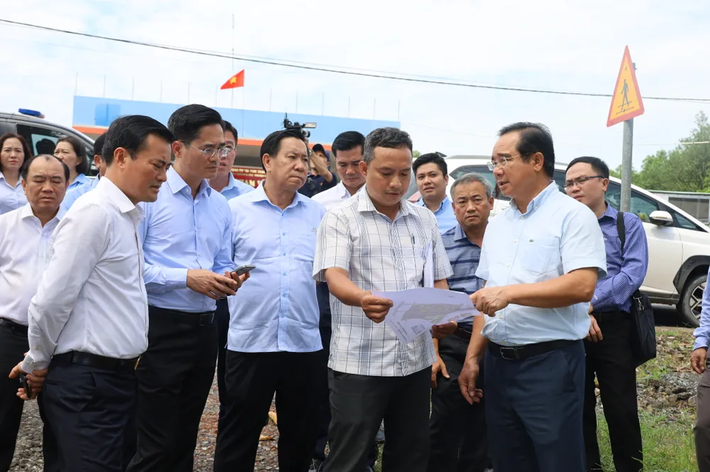 Chủ tịch UBND TPHCM Nguyễn Văn Được kiểm tra khu đất tái định cư các dự án hạ tầng giao thông trên địa bàn xã Nhuận Đức, TPHCM. Ảnh: QUỐC HÙNG 4.JPG