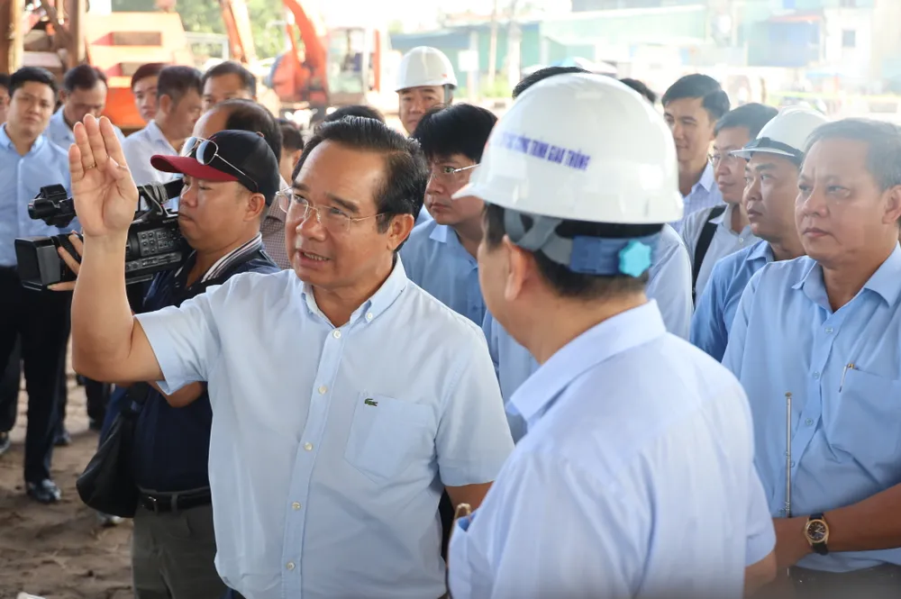 Chủ tịch UBND TPHCM Nguyễn Văn Được kiểm tra tiến độ thi công đường Vành đai 3 tại địa bàn xã Bình Mỹ, TPHCM. Ảnh: QUỐC HÙNG 6.JPG