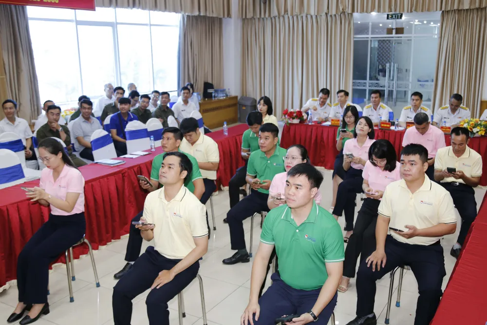 Các thí sinh tham gia thi kiến thức trắc nghiệm. Ảnh: CÔNG HOAN 3.JPG